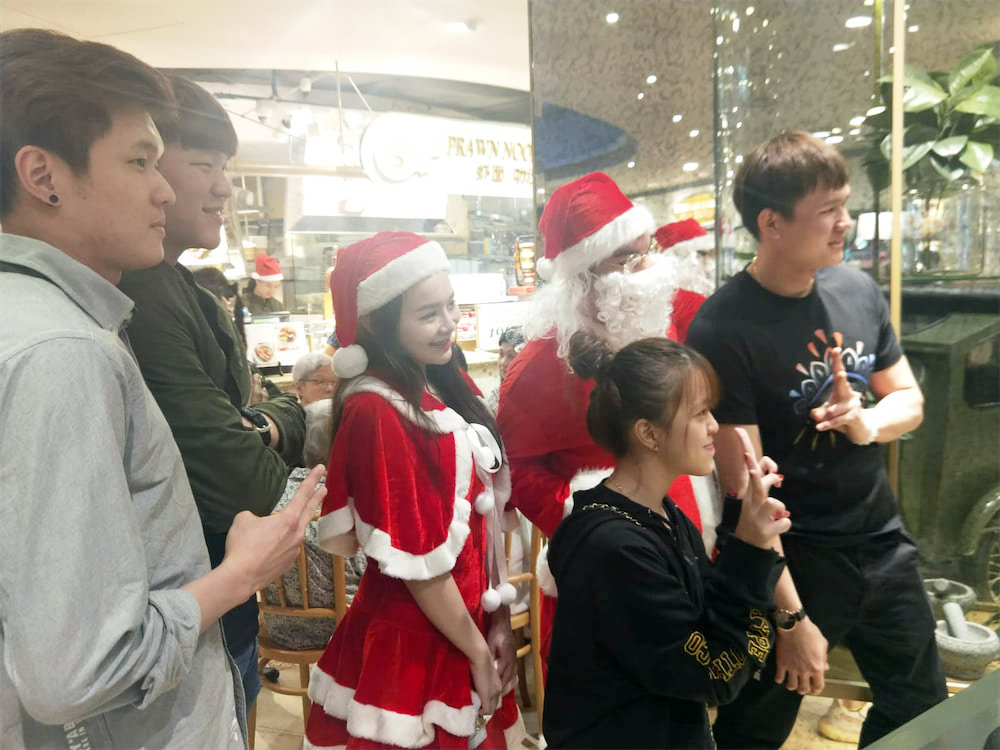 santa-and-assistant-at-food-republic-events-marketing-posing-for-photos-5.jpg
